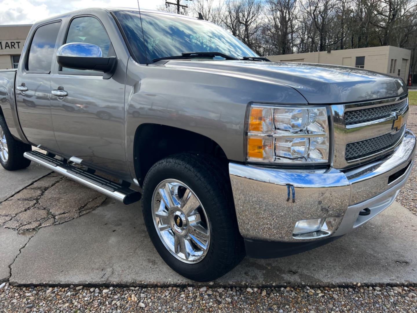 2013 Gray /Black Chevrolet Silverado 1500 LT (3GCPKSE70DG) with an 5.3L V8 engine, 6-Speed Automatic transmission, located at 4520 Airline Hwy, Baton Rouge, LA, 70805, (225) 357-1497, 30.509325, -91.145432 - 2013 Chevy Silverado Crew Cab 4X4 5.3 V8 Gas, 160K Miles, Power Windows, Locks & Mirrors, Spray In Bedliner, Tow Pkg. NO IN HOUSE FINANCING. FOR INFO PLEASE CONTACT JEFF AT 225 357-1497 CHECK OUT OUR A+ RATING WITH THE BETTER BUSINESS BUREAU WE HAVE BEEN A FAMILY OWNED AND OPERATED BUSINESS AT THE - Photo#3